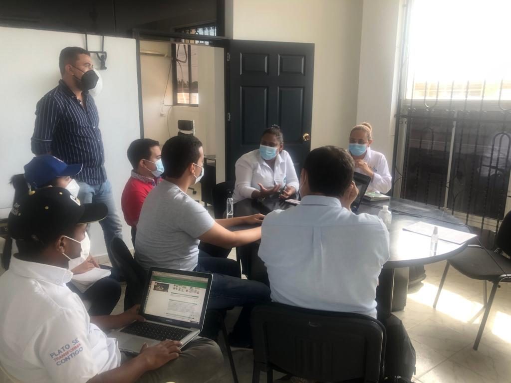 En amabas fotos se observa a funcionarias de corpamag junto con 