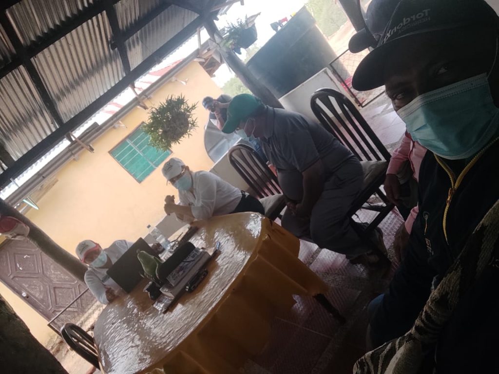 En la imagen se encuentran dos funcionarias de Corpamag, Umata y el Negocio Verde Asogaten en un comedor realizando seguimiento de cumplimiento de criterios de negocios verdes