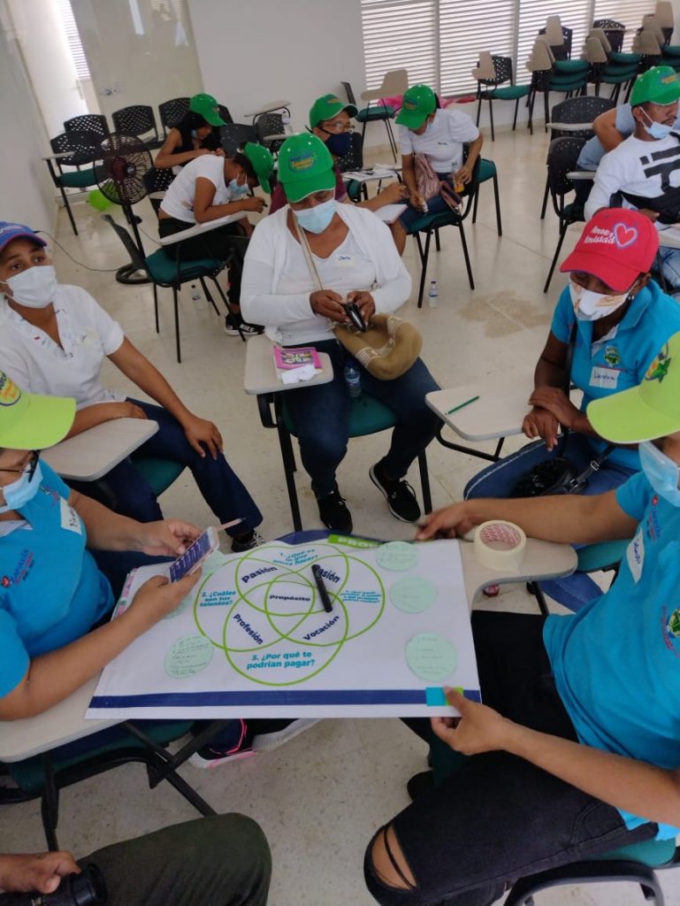 Emprendimientos del Municipio de Zapayan desarrollando taller en un salón de clases