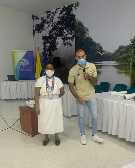 Representantes del negocio verde Wirakoku y Asoprosierra realizando actividad en capacitación en el auditorio de Corpamag.