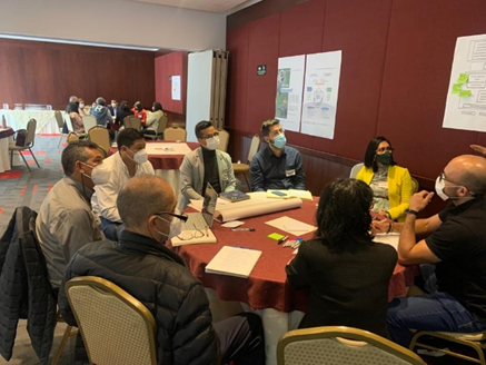 Empresarios en mesa de trabajo