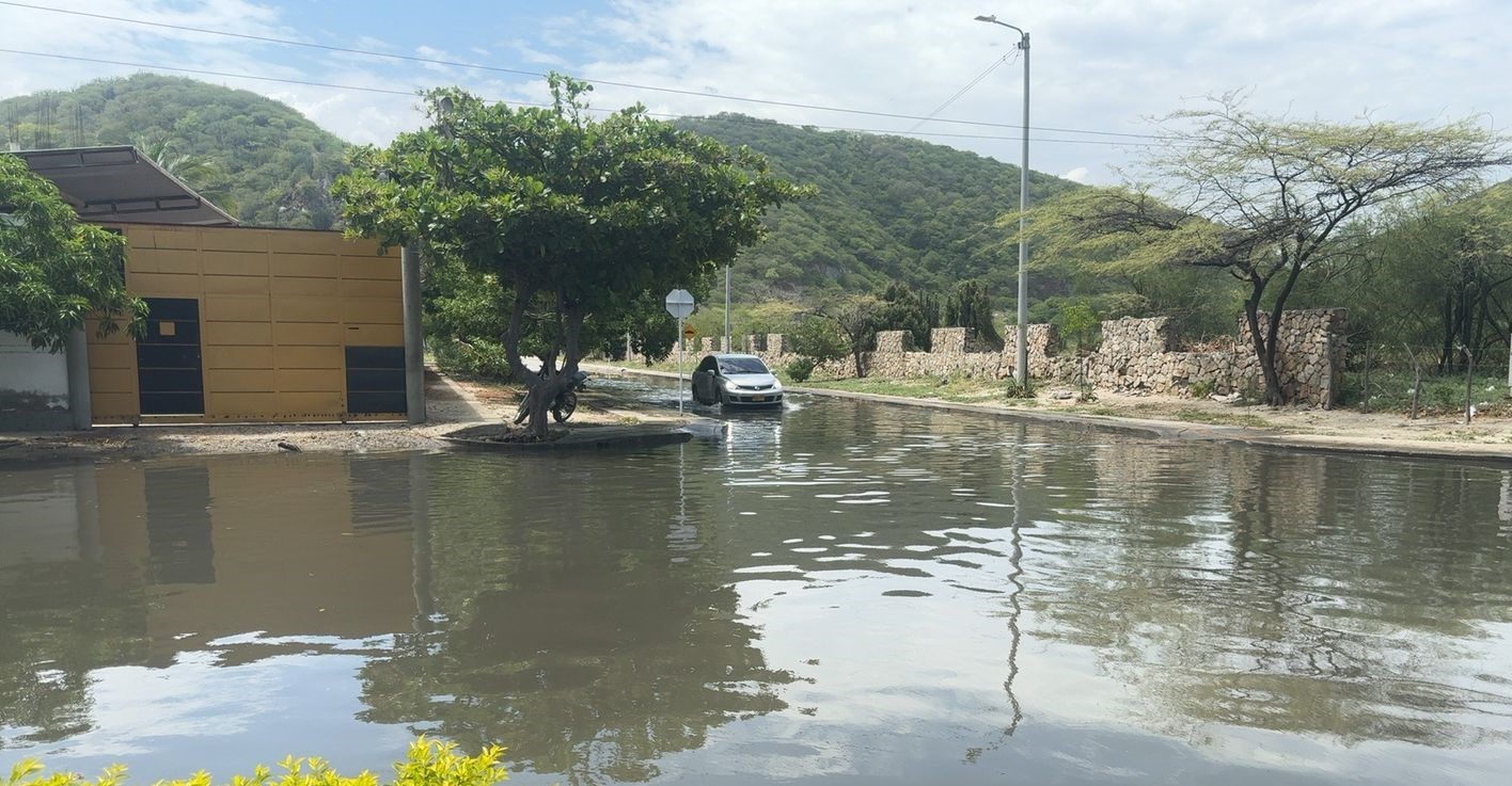 Panoramica calle con aguas residuales desbordadas