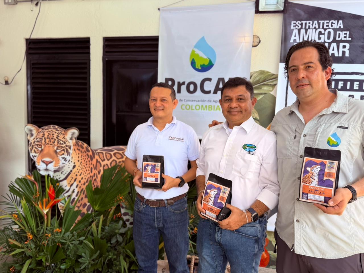 Directores de CORPAMAG y PROCAT y gerente de CAFICOSTA en foto grupal sosteniendo cafe