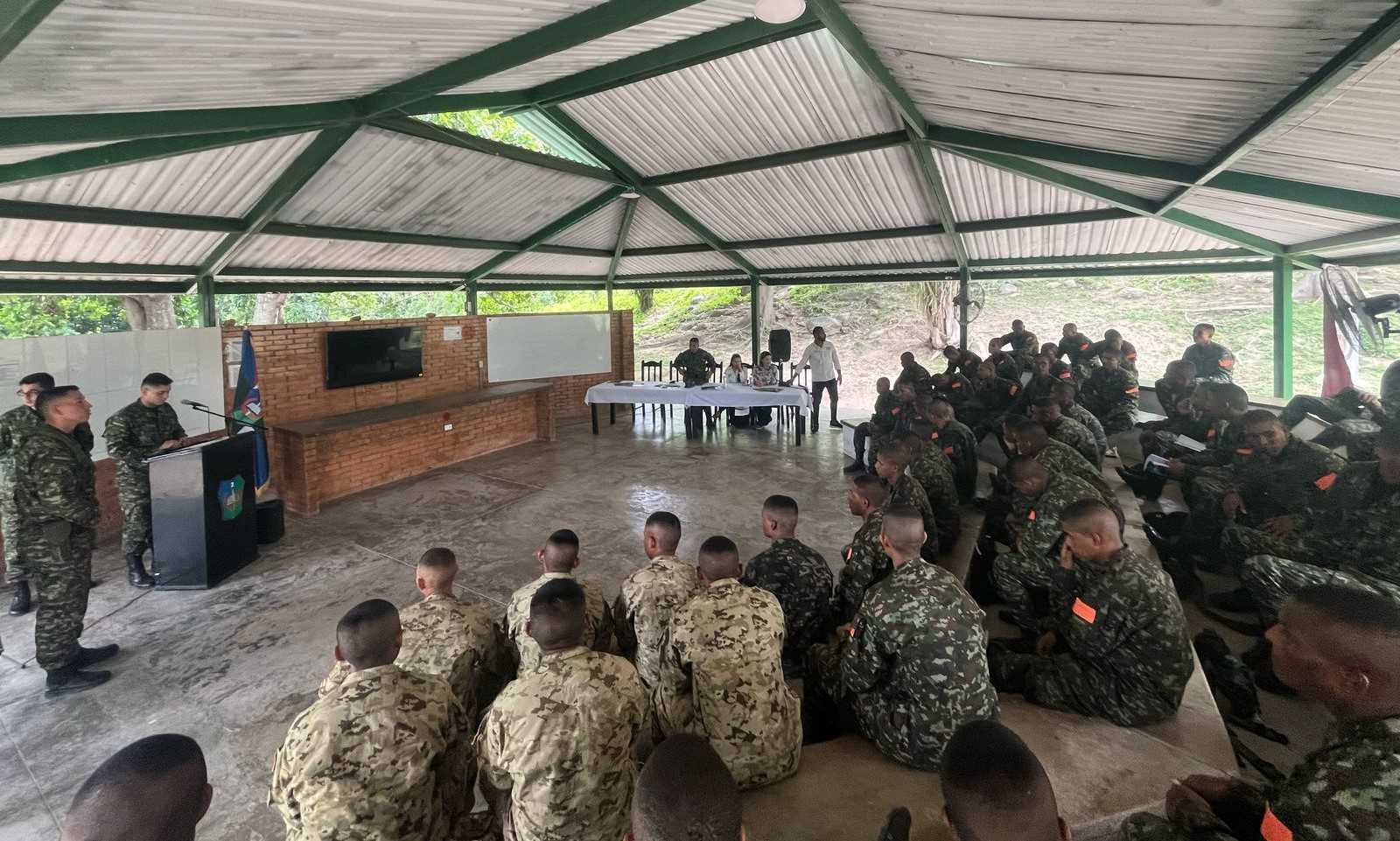 foto del grupo de soldados capacitándose 