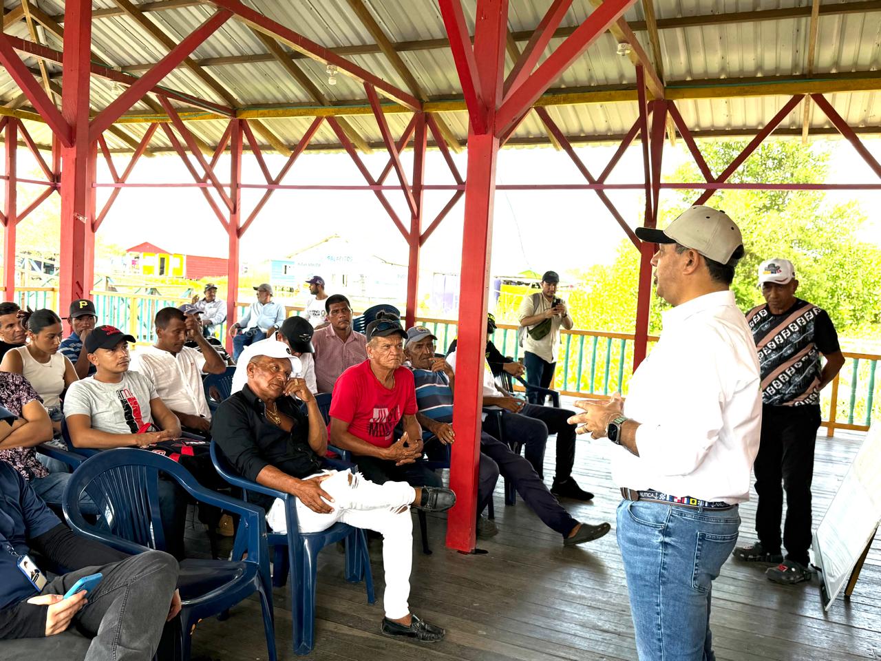Director de Corpamag hablando a la comunidad en reunion