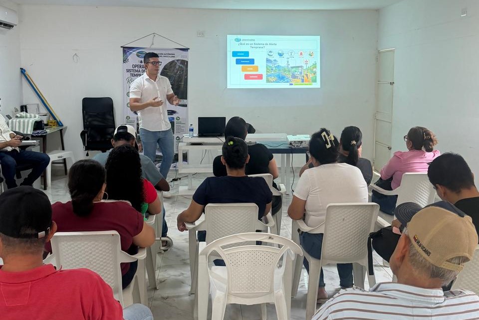 Lideres reuniòn en auditorio recibiendo capacitacion