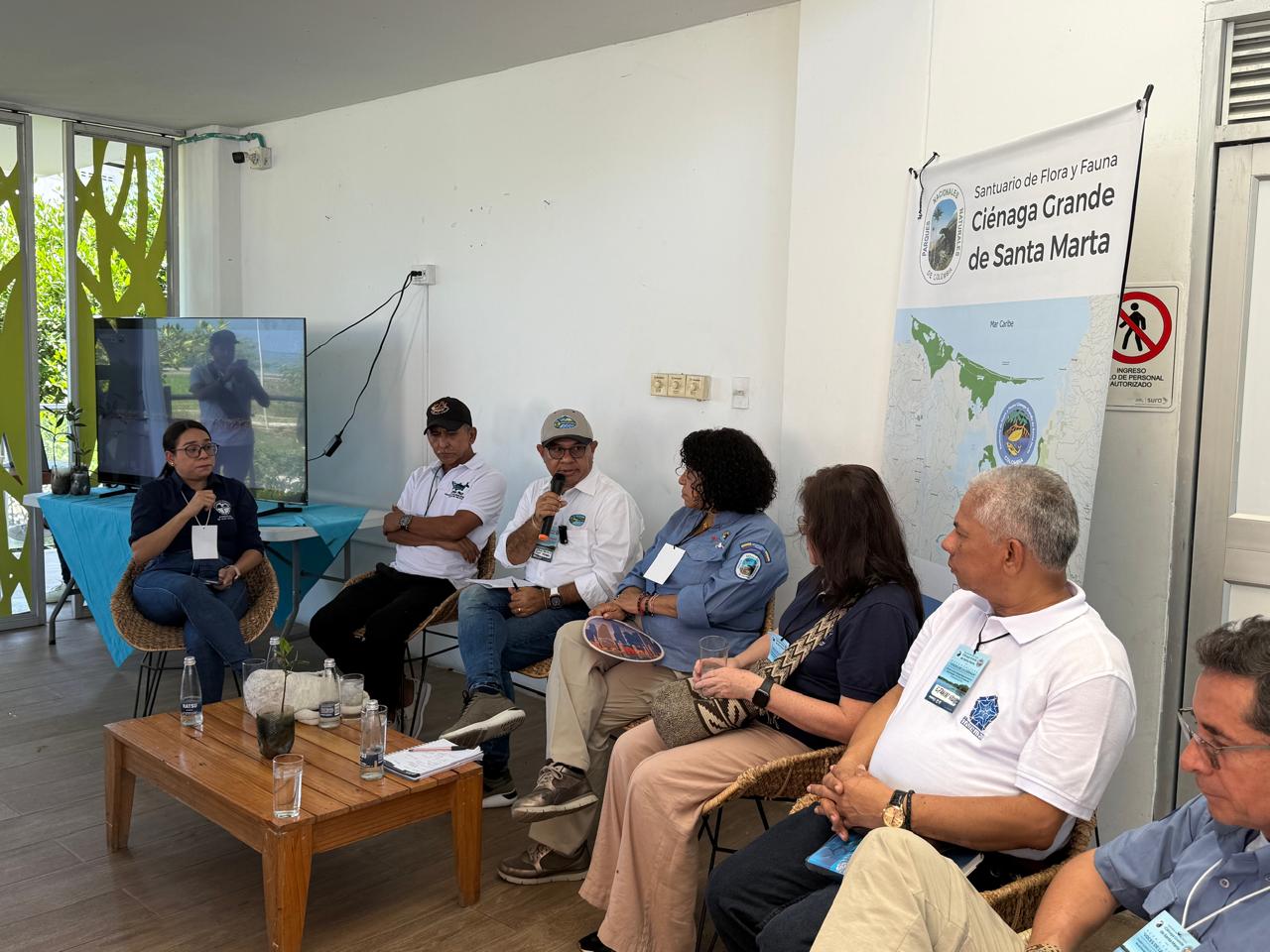 Director interviniendo en el Foro junto a los otros panelistas