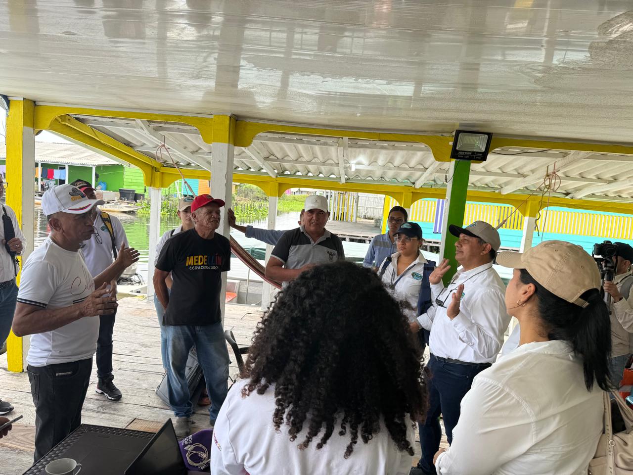 Director hablando con la comunidad