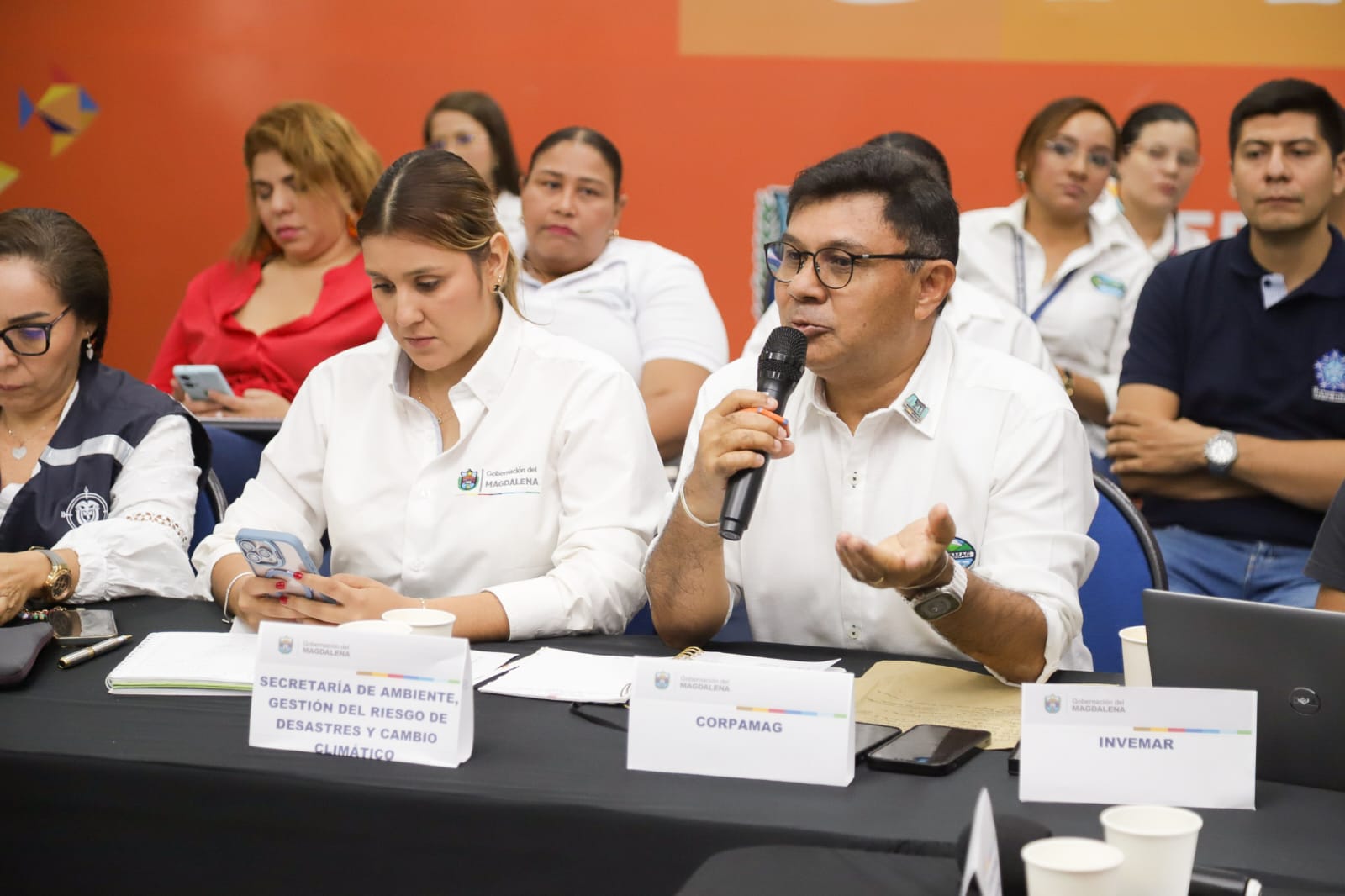 Director hablando en la mesa convocada