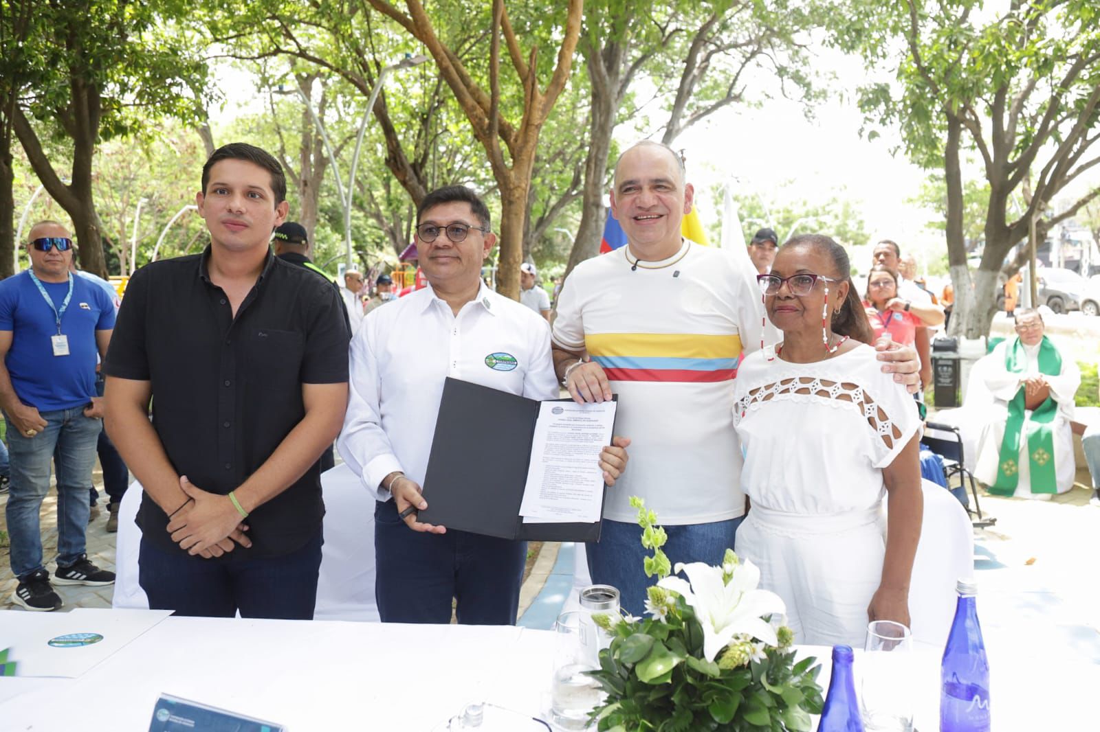 Foto grupal del director, alcalde, presidenta JAC y Alcalde menor sosteniendo acta