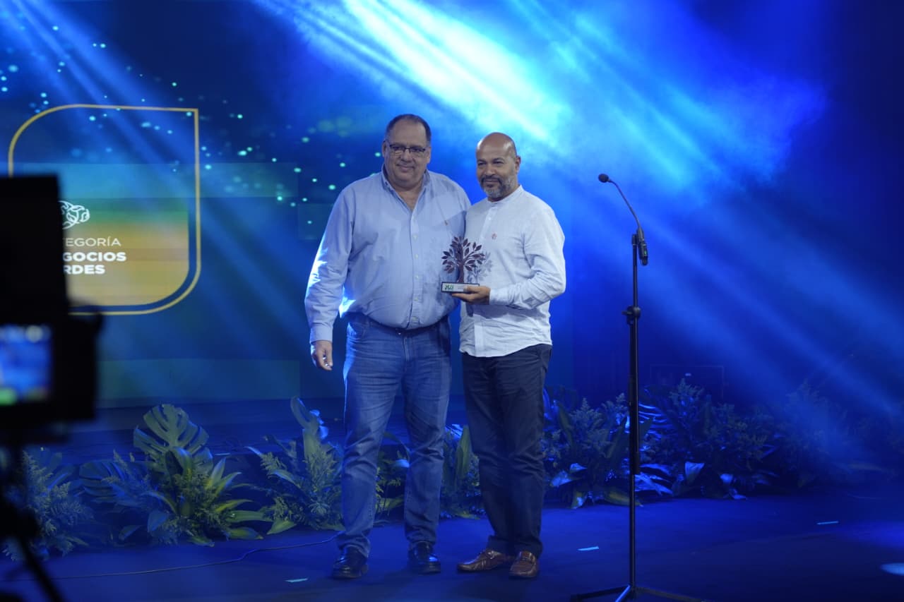 La Cefisheria recibiendo premio