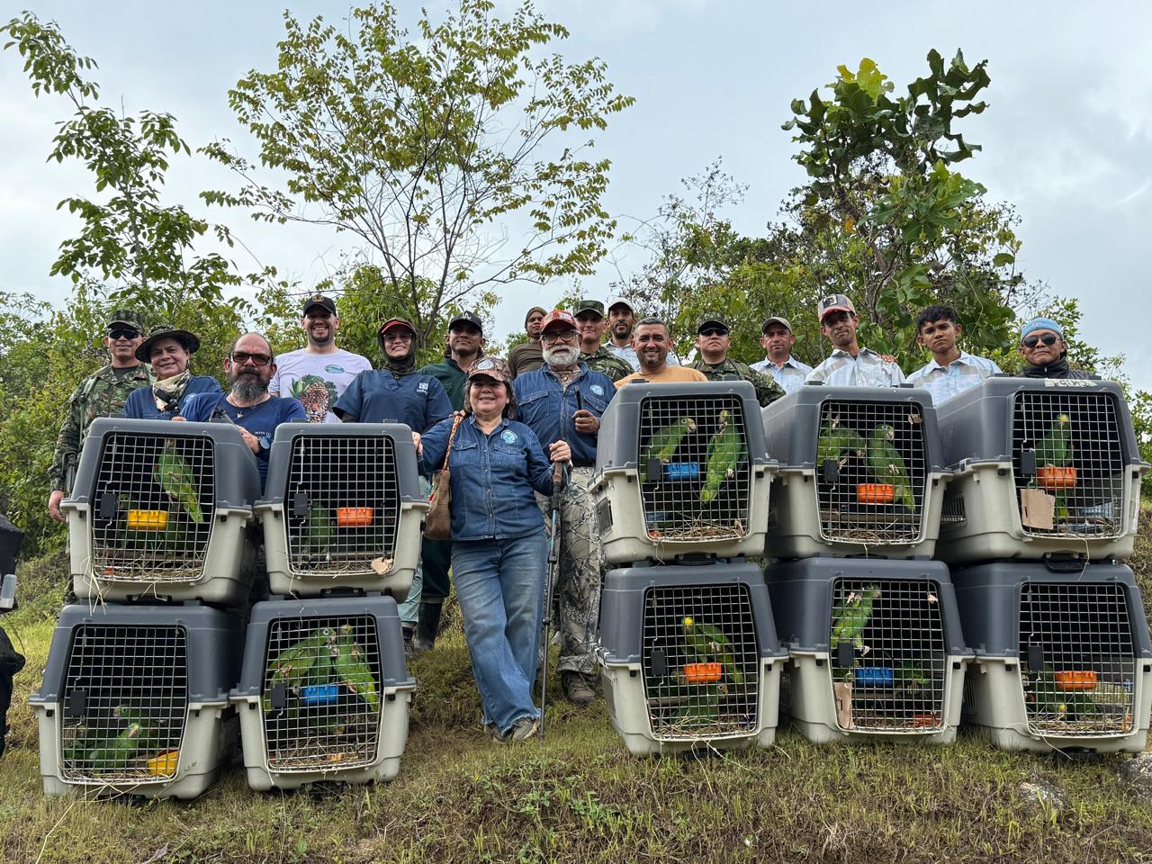 Grupo de funcionarios con aves para liberar 