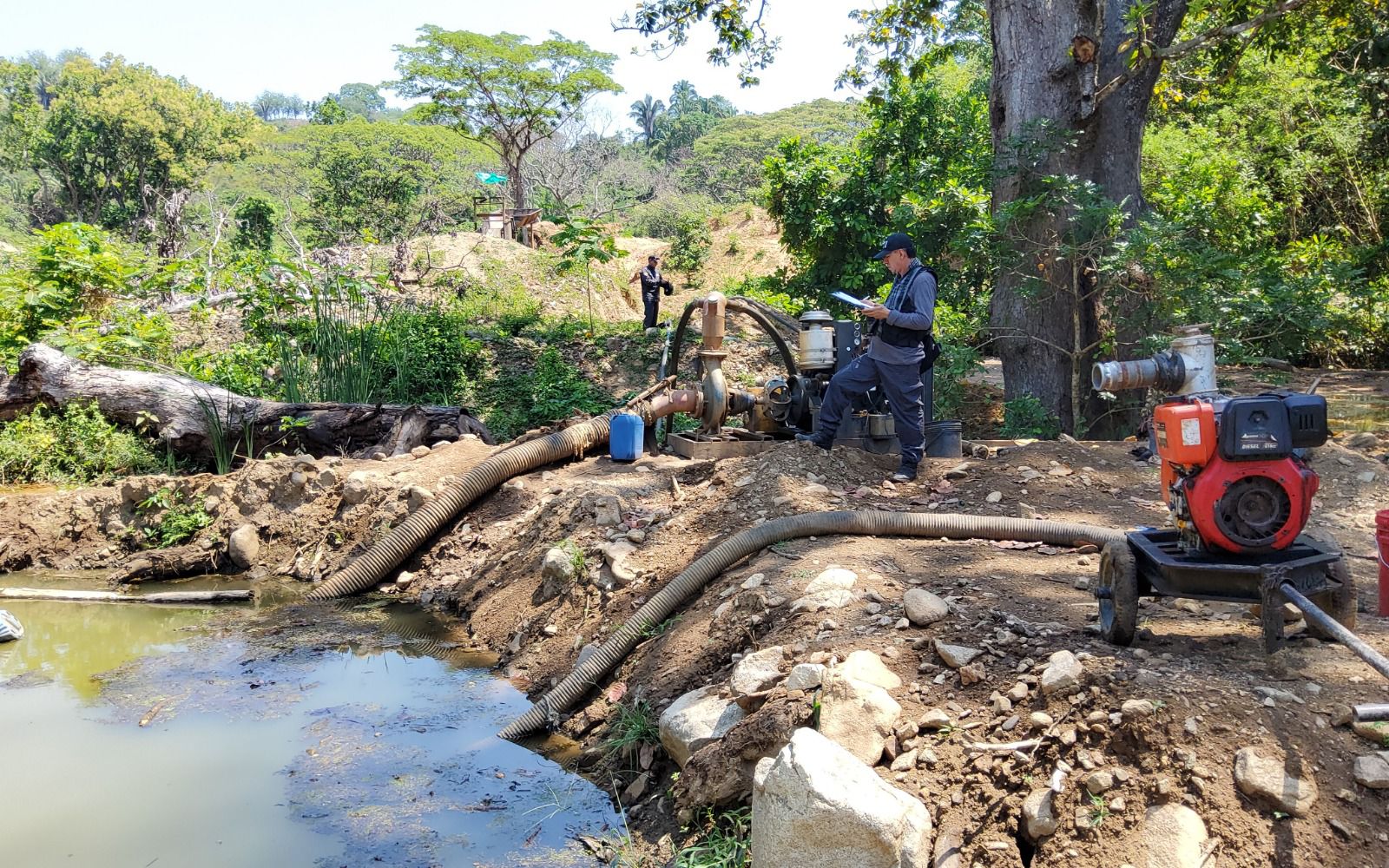 Bombas maquinas extrayendo agua ilegalmente