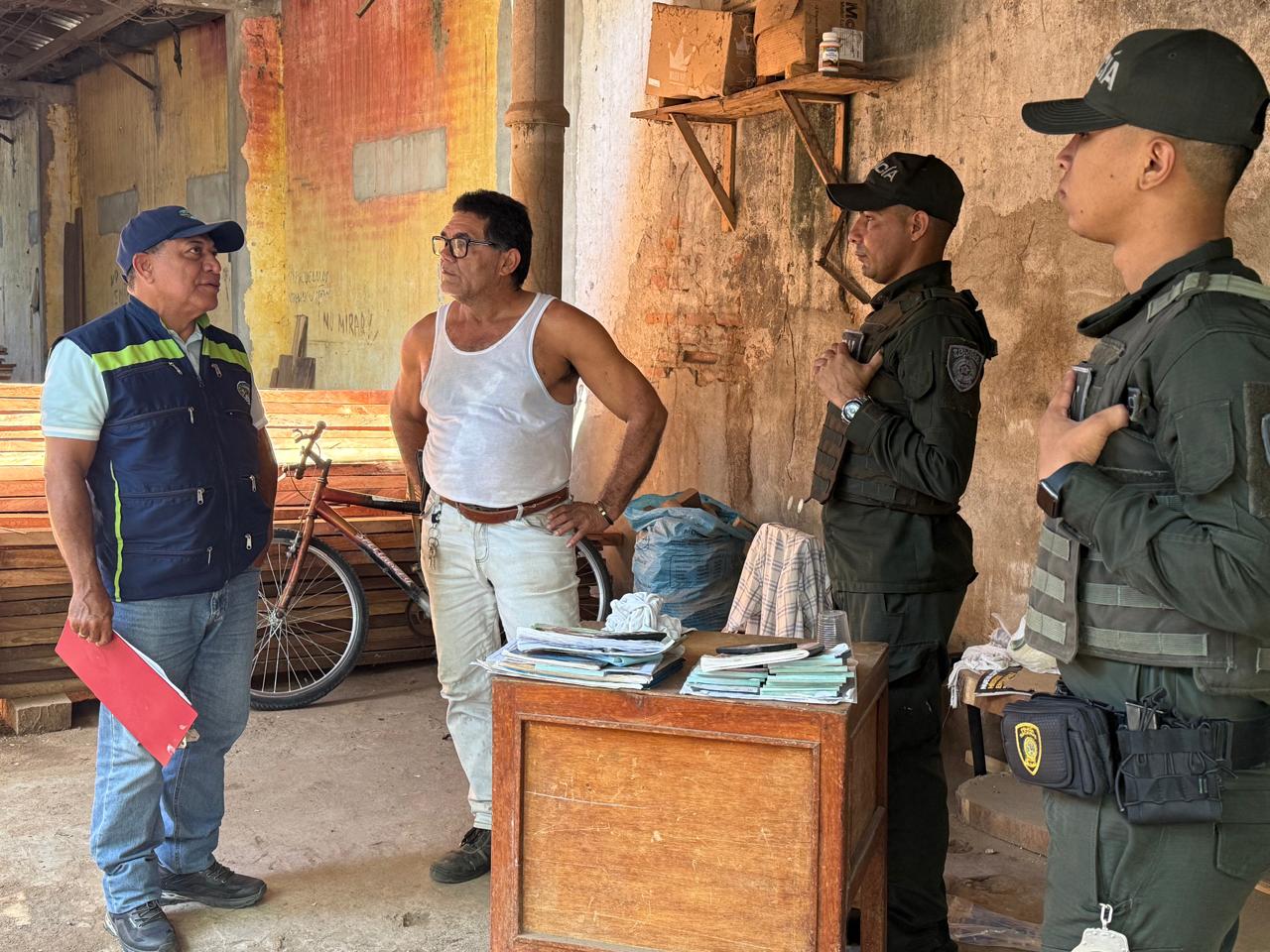 Personal de corpamag en establecimiento de madera