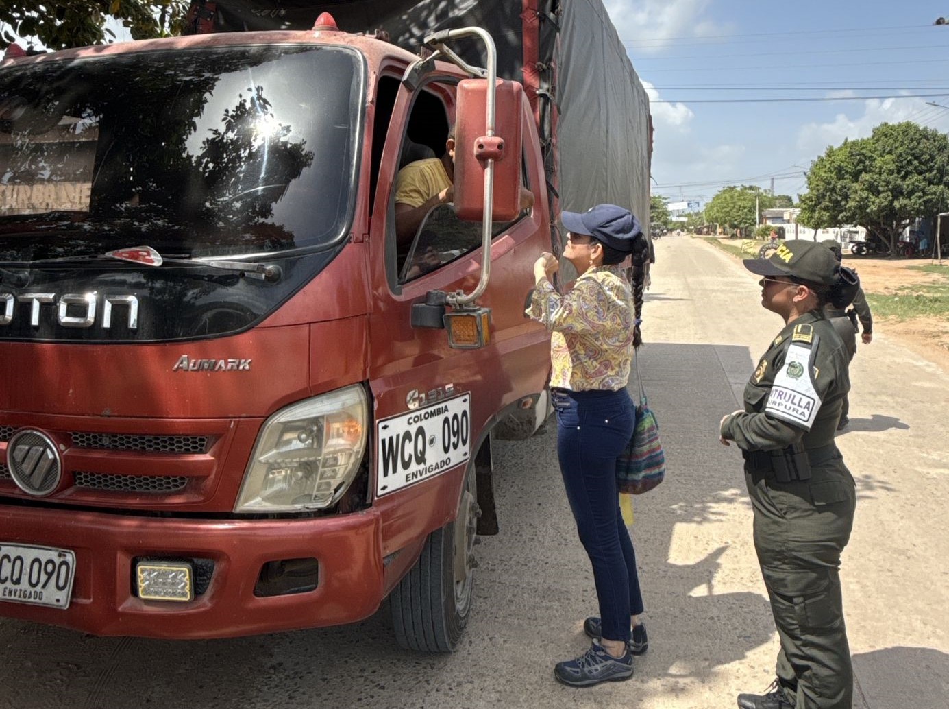 personal de Corpamag y policia revisando camion