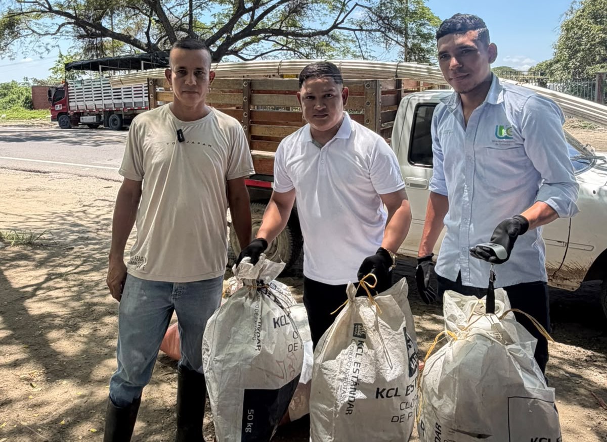 personal de corpamag y fincas cargando residuos posconsumo
