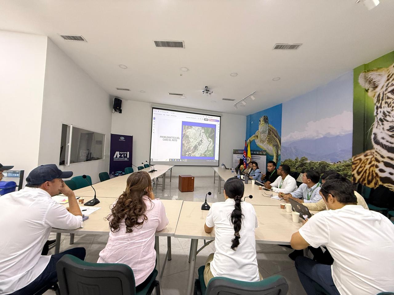 Personas reunidas en el auditorio de Corpamag