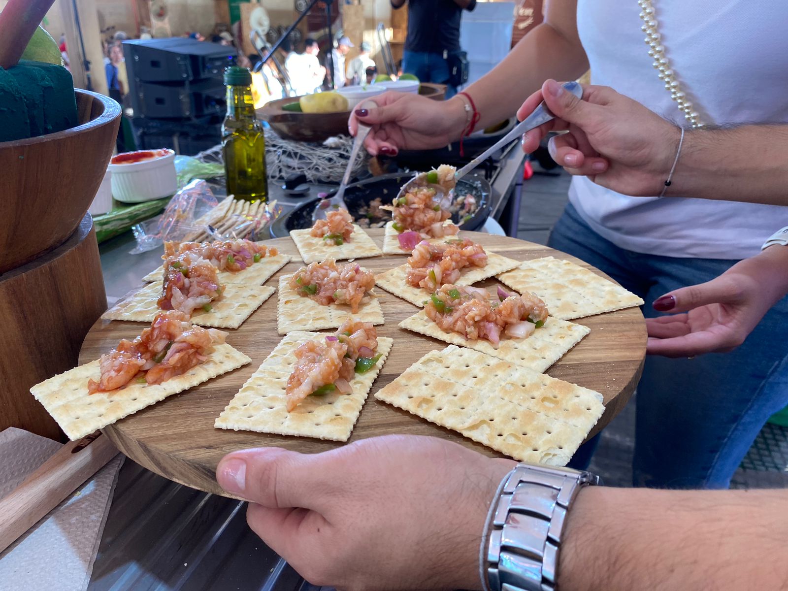 Ceviche de pez leon servido en galletas