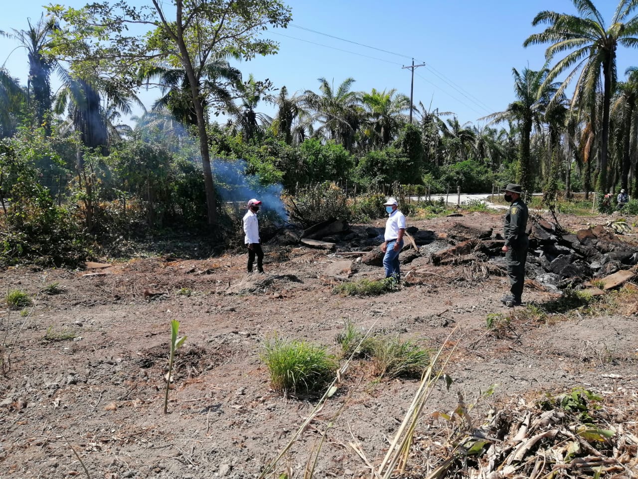 Tecnico visita finca con quema