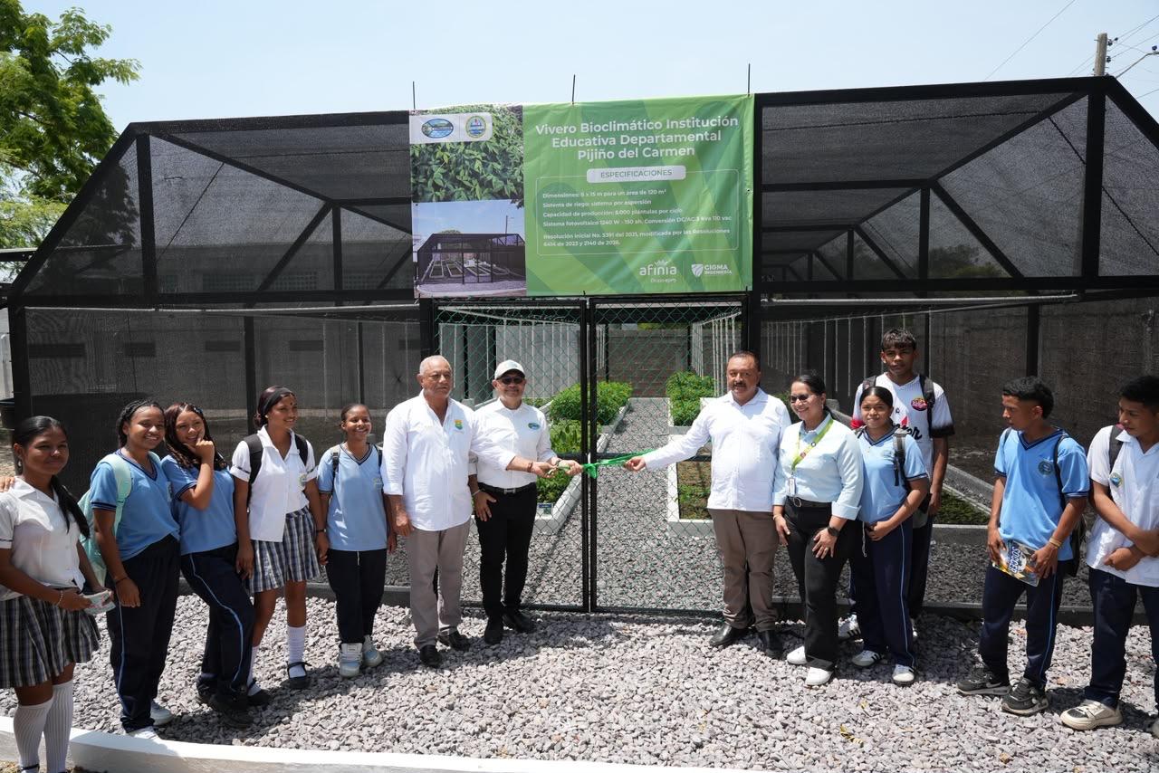 Foto de vivero directo, alcalde y niños cortando cinta inauguraciòn