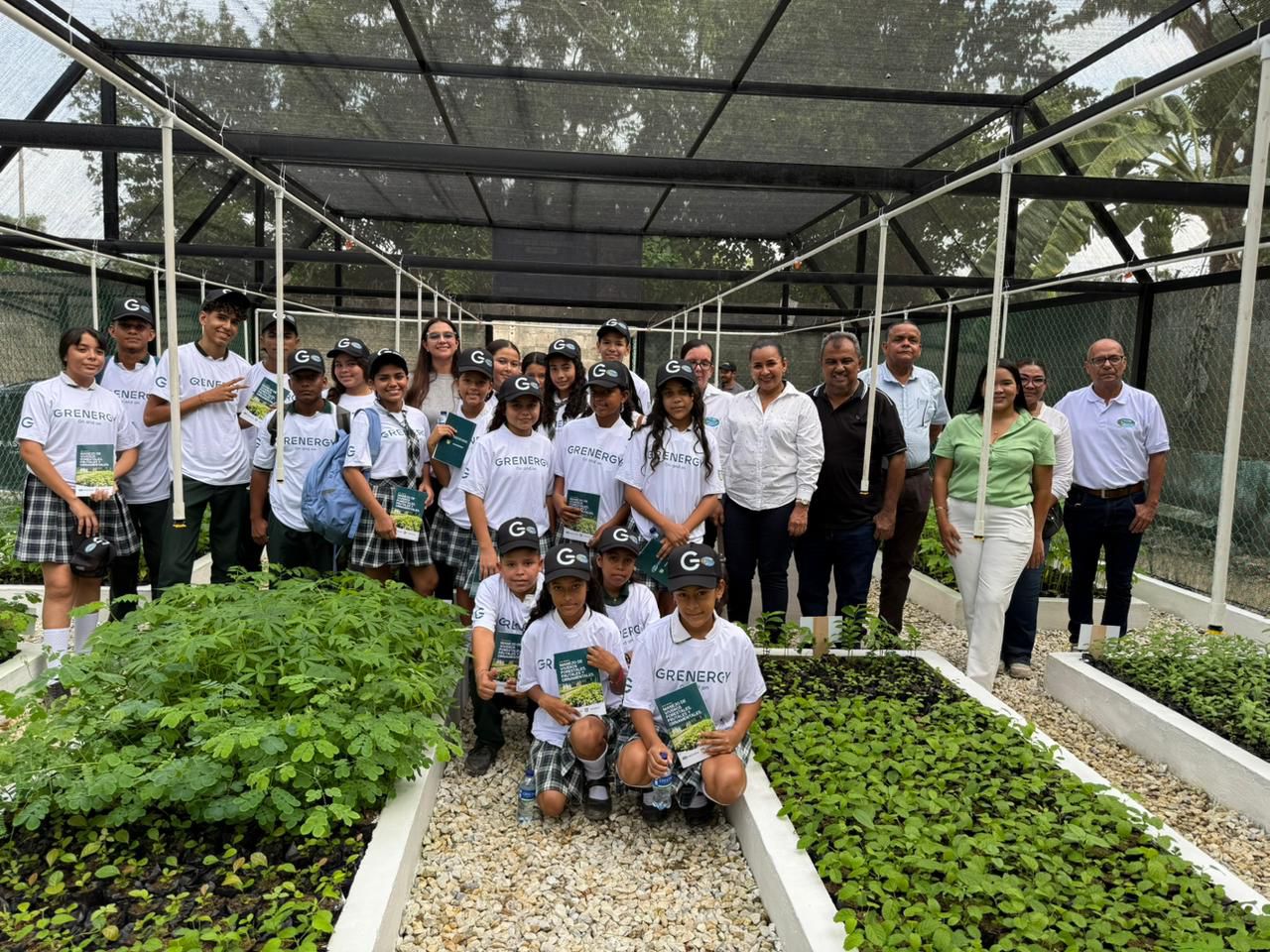 Foto del vivero en Algarrobo con estudiantes y personas de Corpamag