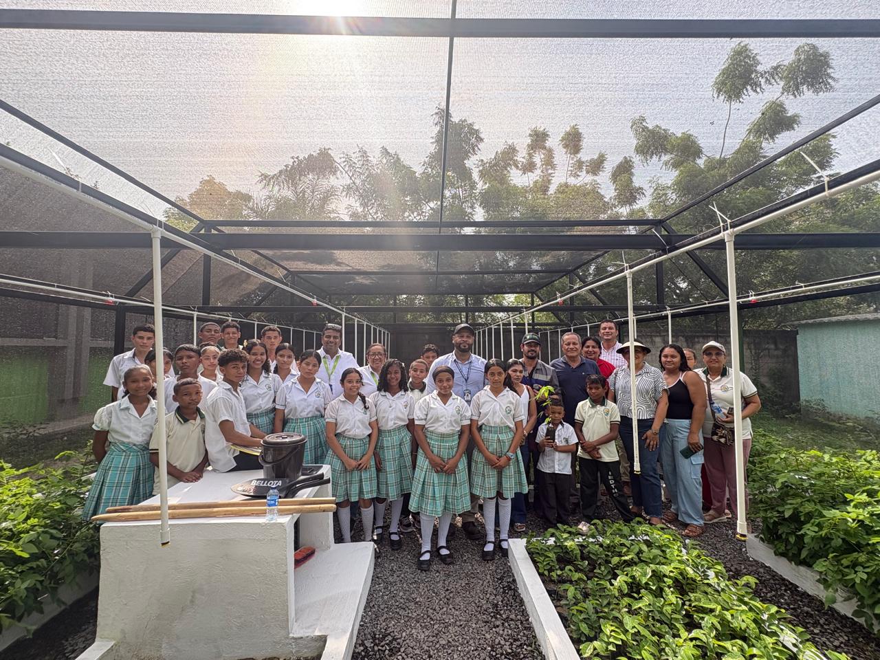 Vivero con estudiantes y profesores