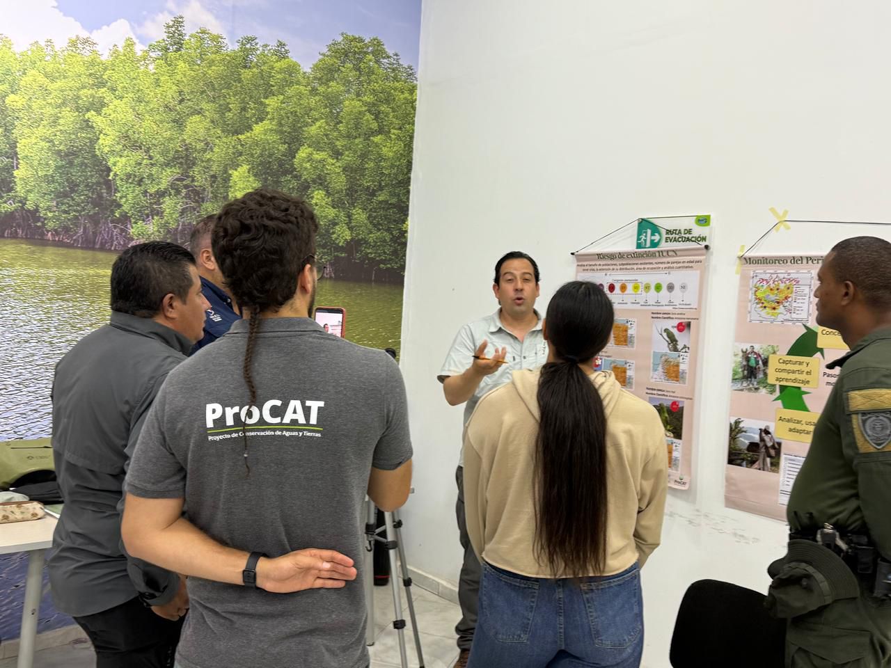 taller con personas invitadas escuchando