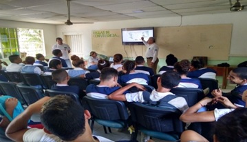 Estudiantes del Instituto José Benito de Andreis reciben en su salón de clases información sobre el cuidado del agua.