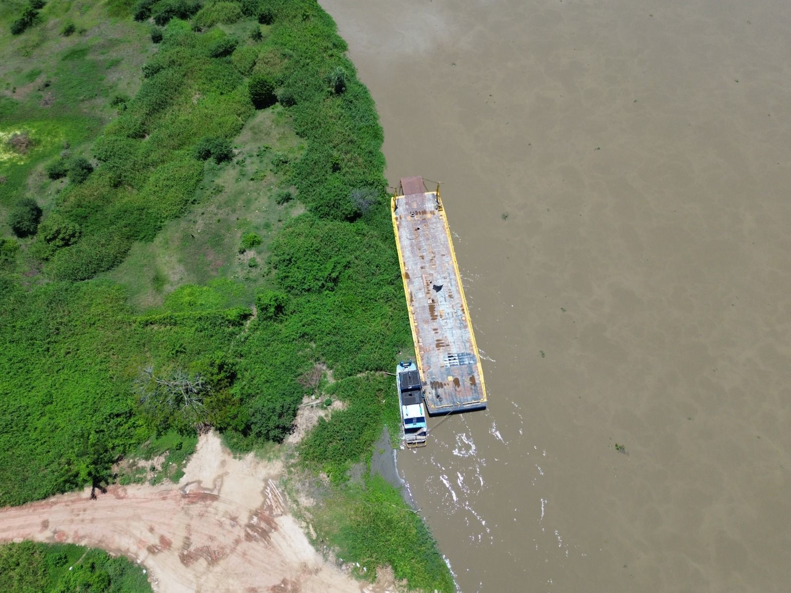 Imagen en drone donde se ve el ferry y el rio Magdalena