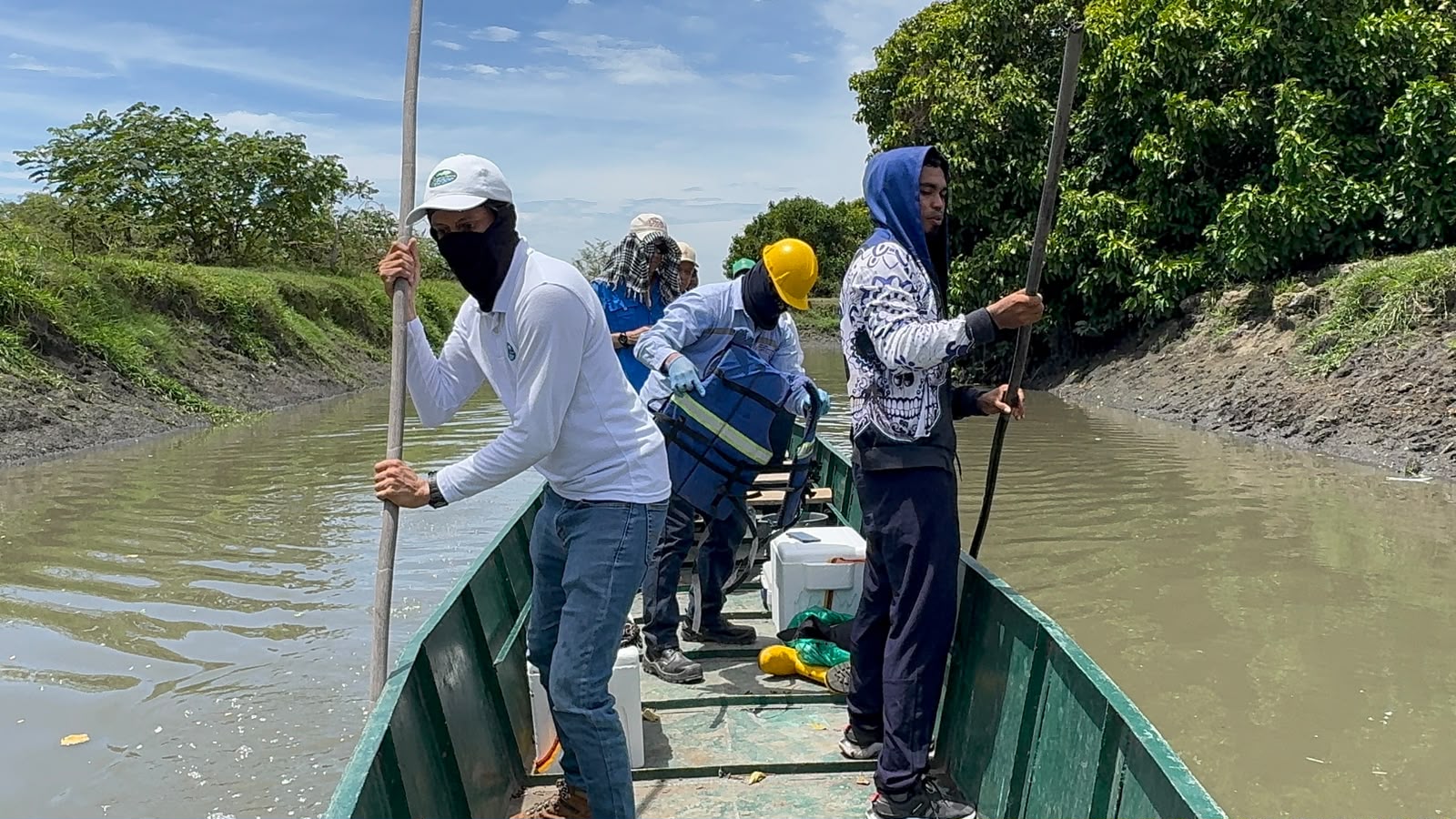 Personal tecnico en canoa en el caño
