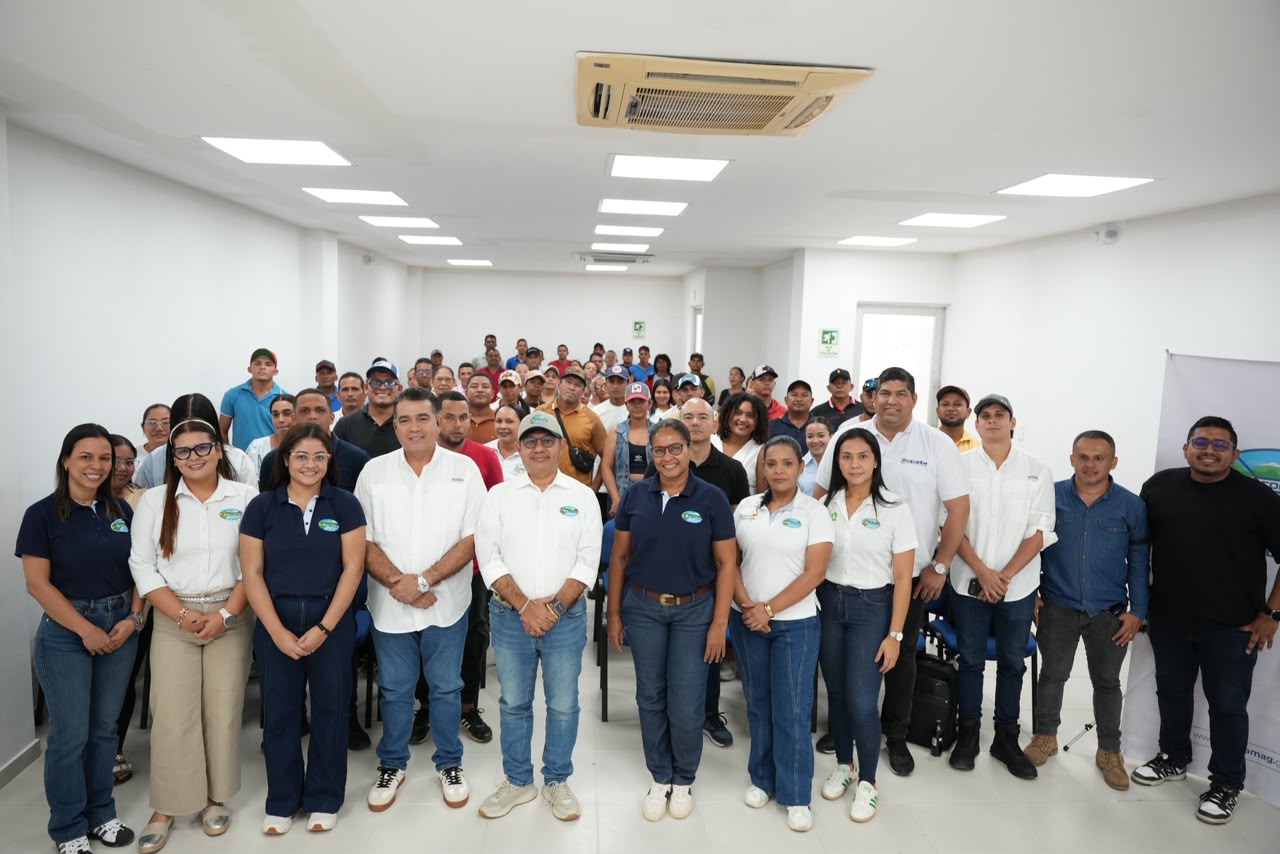 Foto grupal de los asistentes con el director de Corpamag