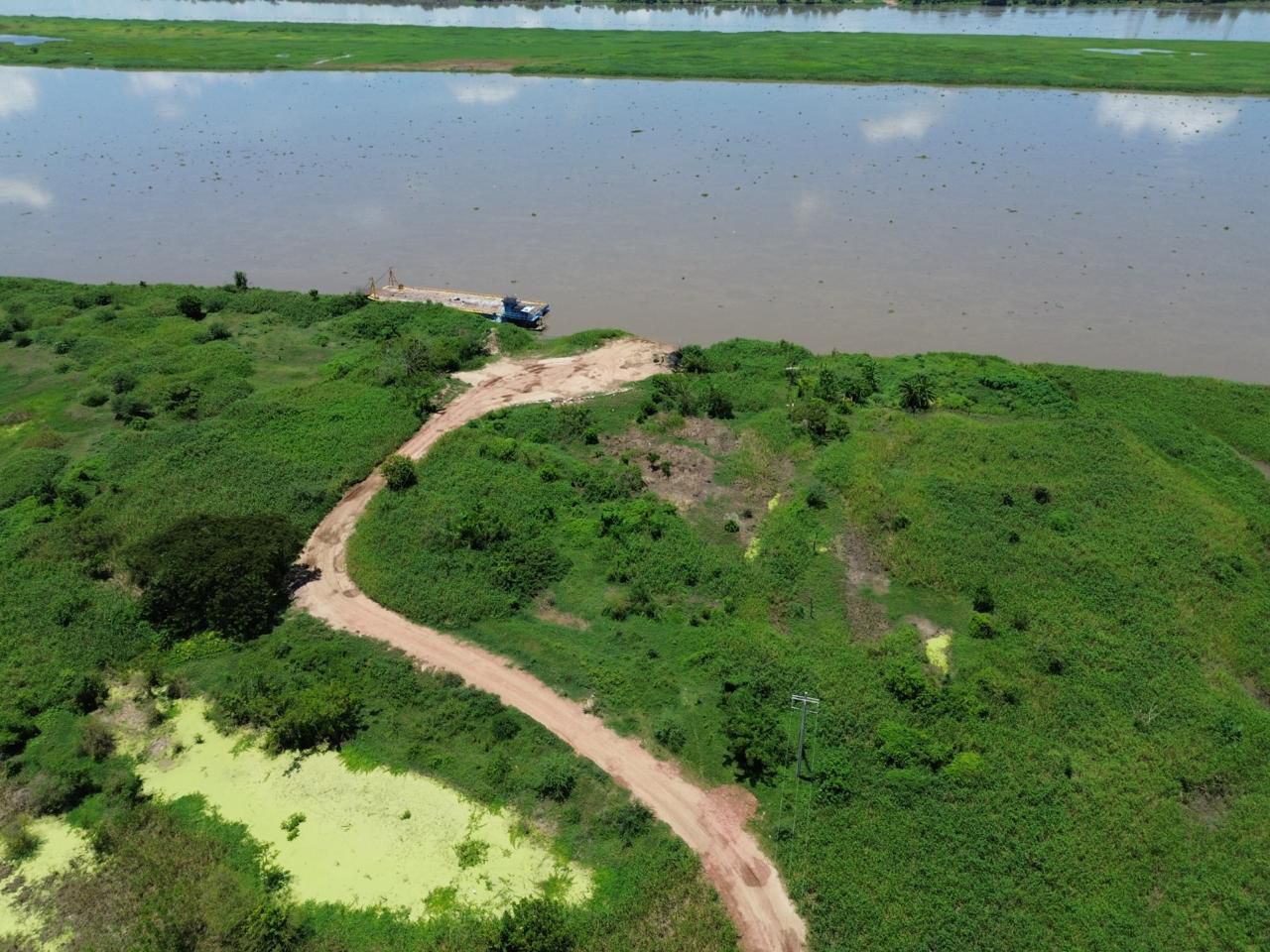 Imagen drone donde se observa el rio Magdalena y puerto ferry